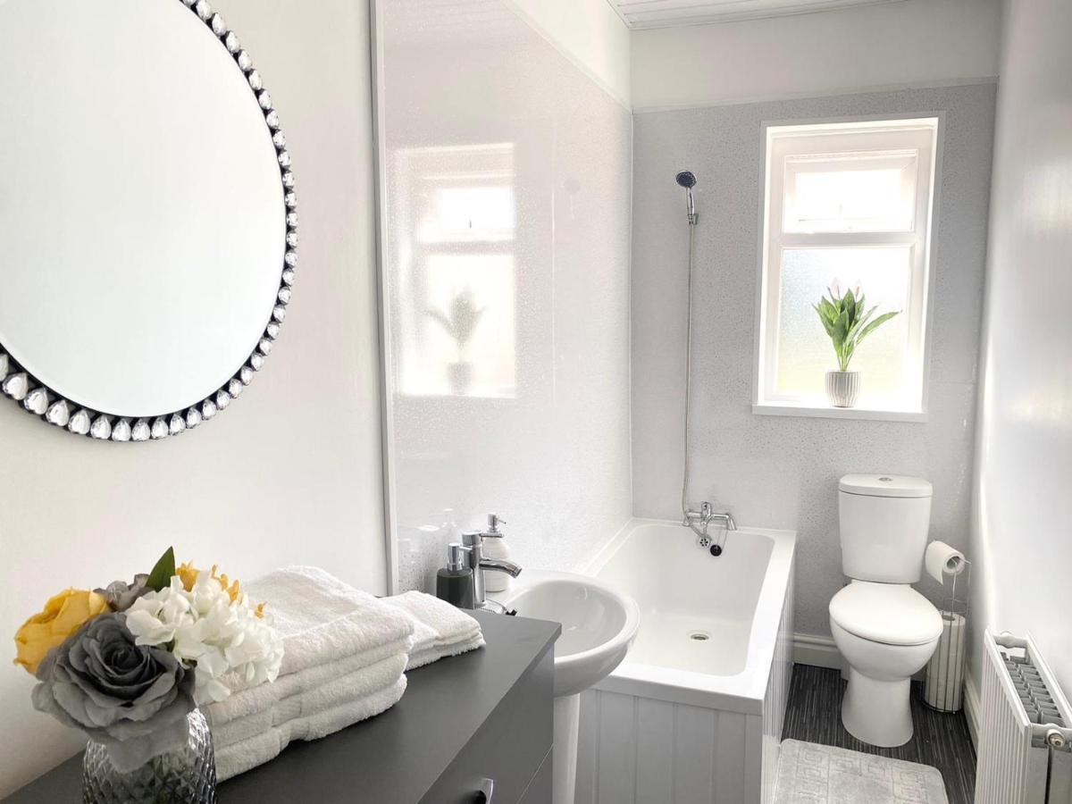 Cosy Cheerful 2 Bedrooms Near Piccadilly, Etihad Stadium Sleeps Up To 5 Manchester Kültér fotó